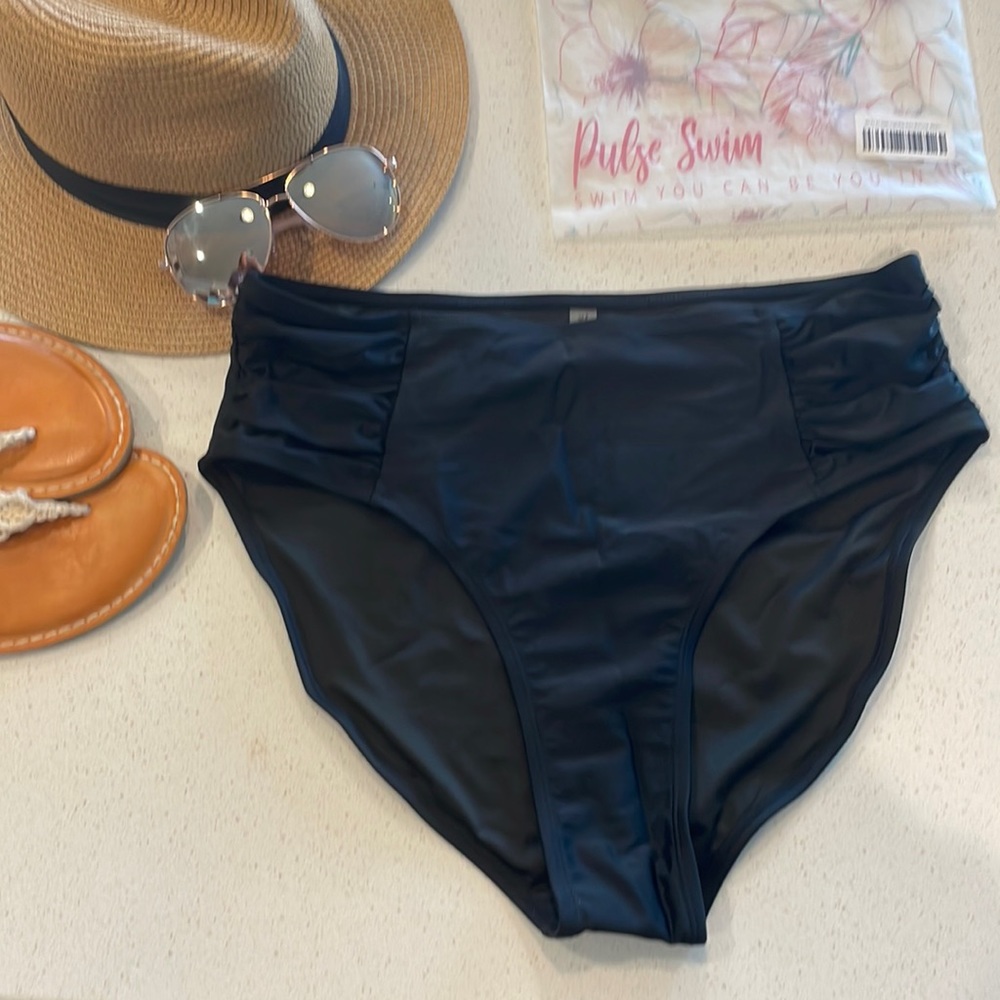 Off to an Oasis high-rise swim bottom. Black size large